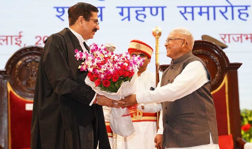 राज्यपाल पटेल ने न्यायमूर्ति सचदेवा को मुख्य न्यायाधिपति की शपथ दिलाई