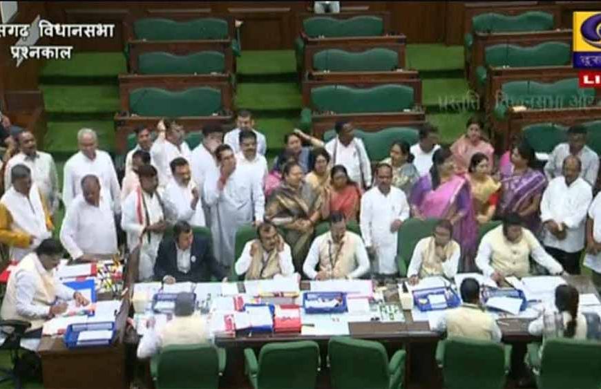 खाद संकट पर फूटा विपक्ष का गुस्सा: मंत्री के जवाब से असंतुष्ट विधायक गर्भगृह में धरने पर बैठे