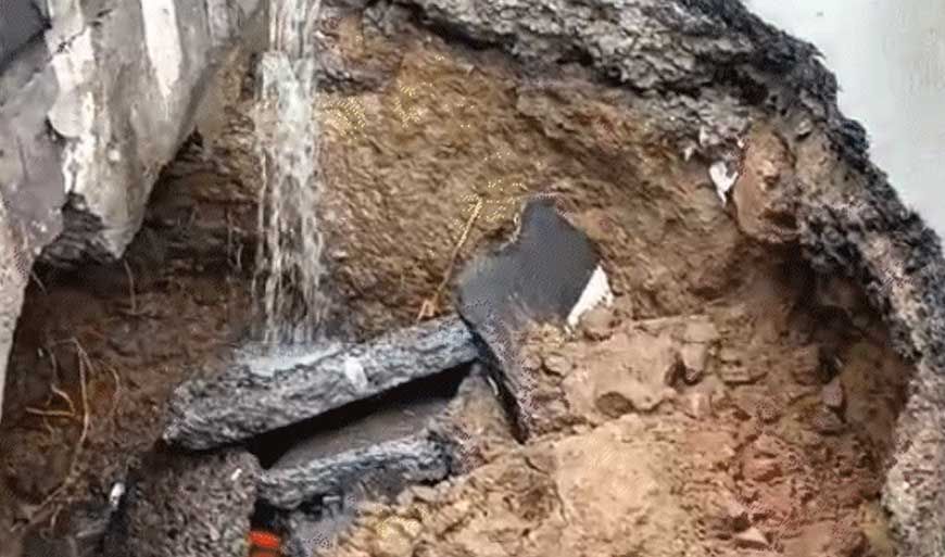 भोपाल में धंसी सड़क, एमपी नगर चौराहे के पास सड़क पर 10 फीट का गड्ढा