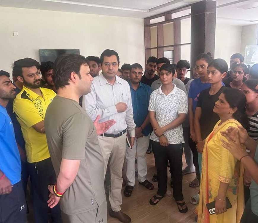 खेल मंत्री गौरव गौतम का बड़ा एक्शन, 15 अफसरों को नोटिस