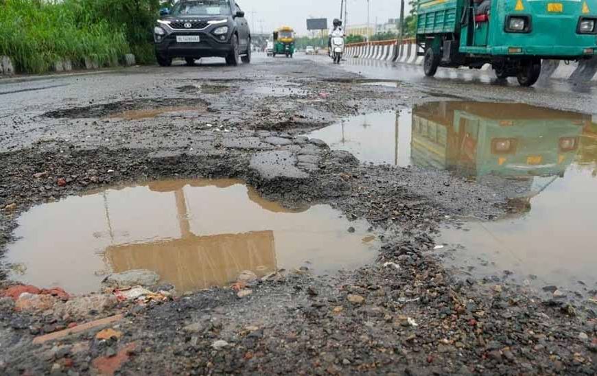 अब टूटी सड़कों और गड्ढों की शिकायत करना हुआ आसान, इस सरकारी ऐप पर करें रिपोर्ट