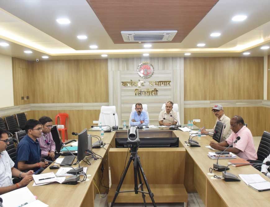 कलेक्टर ने हितग्राही मूलक योजनाओं की बैंकर्स के साथ की समीक्षा बैठक