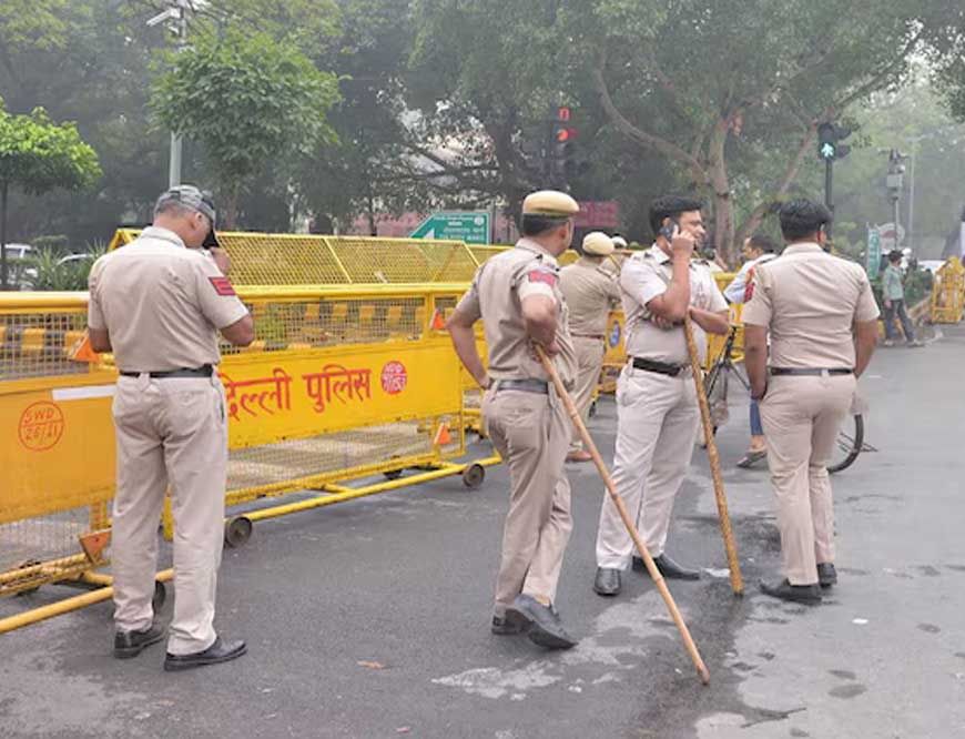 दिल्ली के 20 स्कूलों में सुबह-सुबह बम की धमकी, बेंगलुरु के 40 स्कूलों को भी थ्रेट मेल