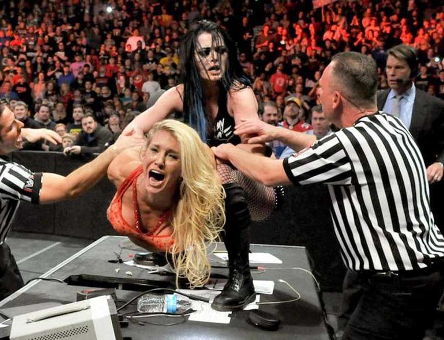 WWE में सनसनीखेज खुलासा: महिला रेसलर संग अधिकारी की शर्मनाक हरकत