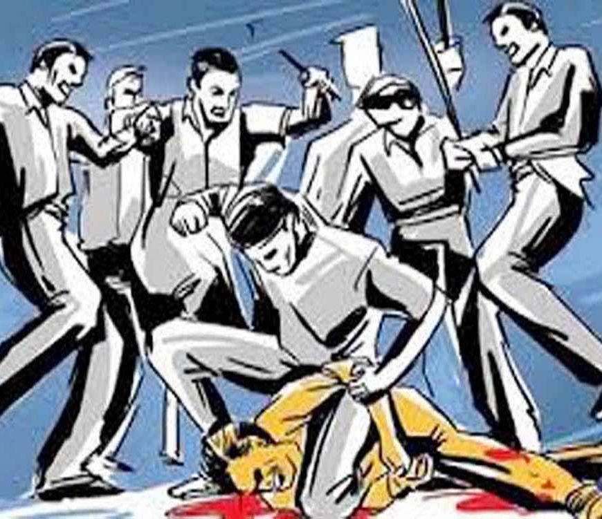 टैक्सी स्टैंड बना रणभूमि: लाठी-तलवारों से हमला, दिल्ली का युवक गंभीर घायल