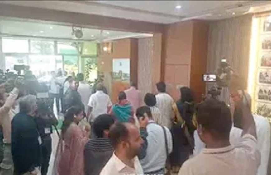 चैतन्य बघेल की हिरासत पर कांग्रेस का हंगामा, विधायकों ने किया विधानसभा से वॉकआउट