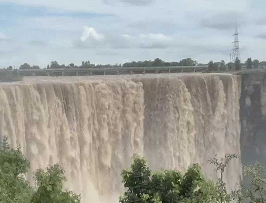रीवा में वाटरफॉल्स में प्रशासन ने लगाई गई पटवारियों की ड्यूटी, क्योंटी और चचाई में रेलिंग नहीं