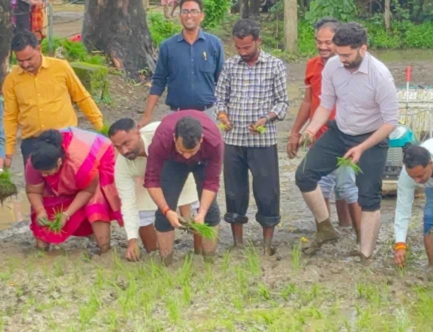मंडला में कलेक्टर और मंत्री उइके का दिखा खास अंदाज, रोपे धान के पौधे,कुम्भार सशक्तिकरण जागरूकता शिविर में हुए शामिल
