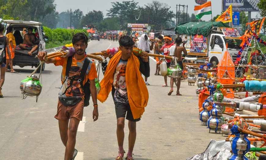 प्रयागराज में कांवड़ियों और नमाजियों के बीच हिंसक झड़प, भगवा ध्वज फाड़ने और लूट का आरोप