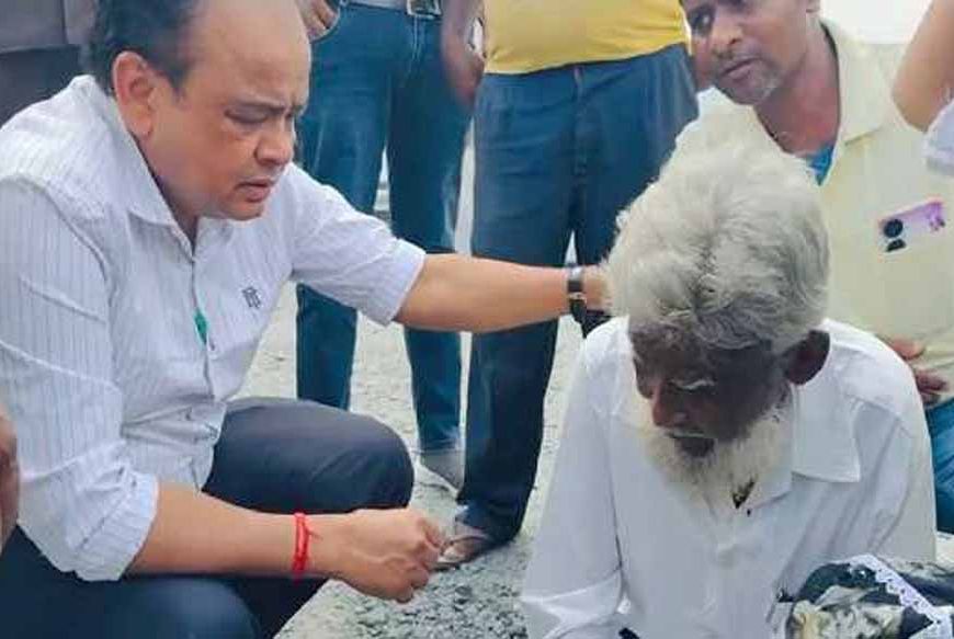 सड़क पर तड़प रहे बुजुर्ग की डॉ. इरफान अंसारी ने बचाई जान, परिजन बोले- नेता नहीं फरिश्ता हैं वो