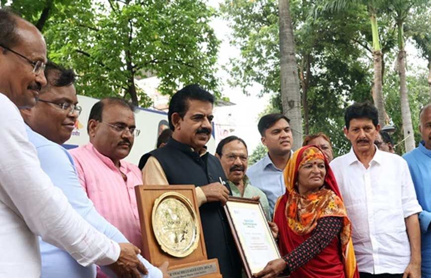 इंदौर नगर निगम की 7,500 सफाई मित्रों के लिए बड़ी घोषणा, हर महीने 1,000 रुपये अतिरिक्त स्वास्थ्य मद में दिए जाएंगे