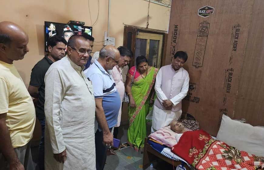 आस्वस्थ लोकतंत्र सैनानी के स्वास्थ की जानकारी लेने पहुचे विधायक पहुचे, स्वास्थ की ली जानकारी,परिजनों से की चर्चा