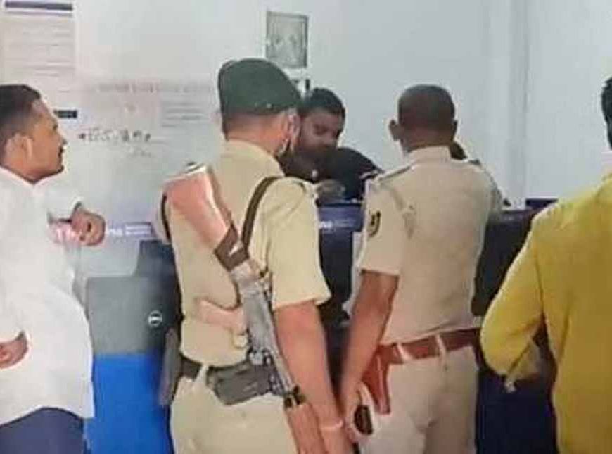 दिनदहाड़े बैंक डकैती: हथियारबंद बदमाश लाखों लूटकर फरार, इलाके में मचा हड़कंप