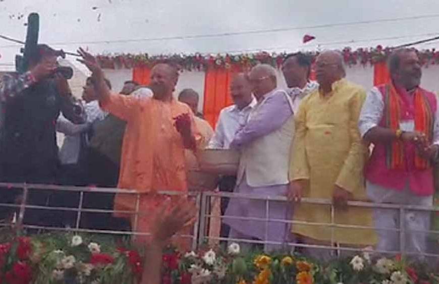 मेरठ में सीएम योगी का कांवड़ियों को सम्मान, हुड़दंगियों को दी कड़ी चेतावनी