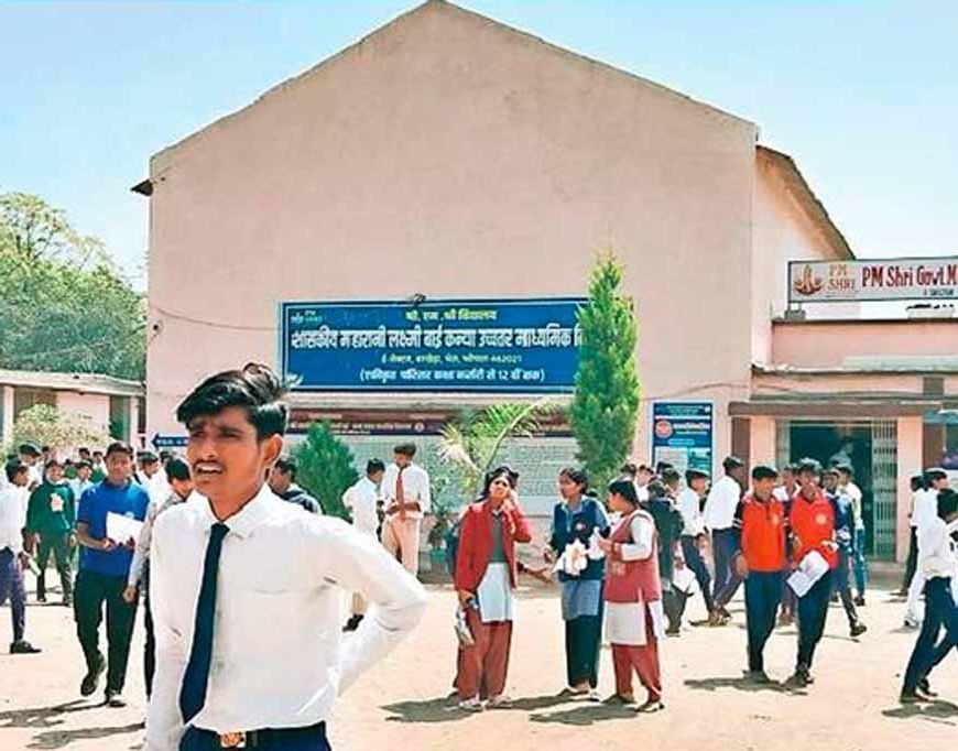 भोपाल: पीएमश्री एमएलबी स्कूल की कक्षा में गिरा प्लास्टर, दो छात्राएं घायल