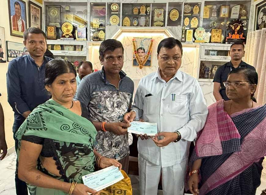 मंत्री लखनलाल देवांगन ने 10 परिवारों को दिए सहायता राशि का चेक