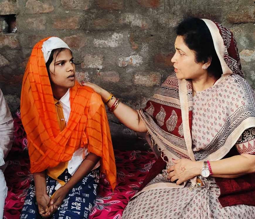घायल छात्रा से मिलीं राज्यमंत्री श्रीमती गौर, अधिकारियों को हर संभव मदद करने के दिए निर्देश