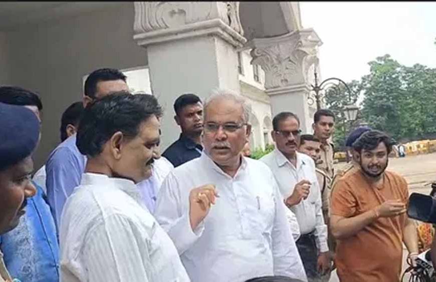 बेटे से मिलने ईडी दफ्तर पहुंचे भूपेश बघेल, बोले– बेवजह फंसाया जा रहा है चैतन्य को