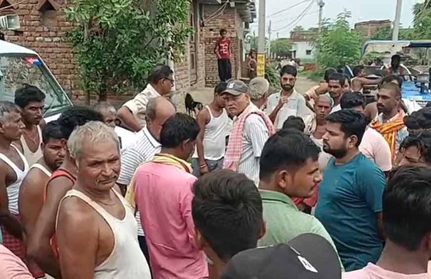 बाढ़ से सड़क पर जलजमाव, गुस्साए ग्रामीणों ने किया चक्का जाम