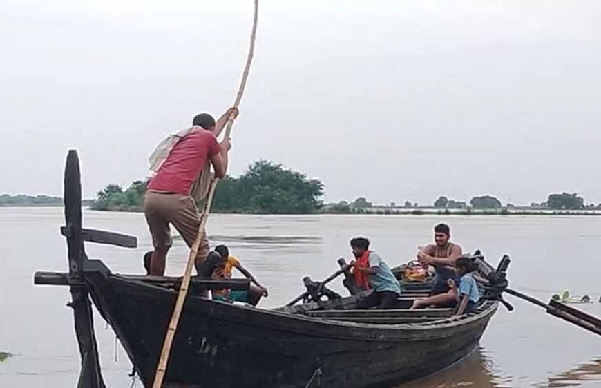 लखीसराय में गंगा उफान पर: दियारा क्षेत्र में बाढ़ का खतरा, फसलें जलमग्न