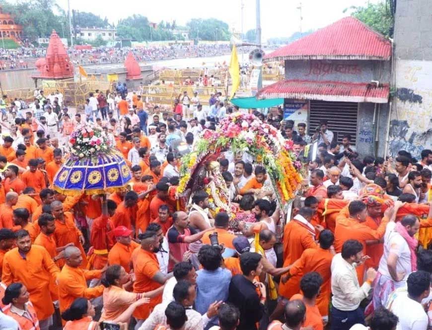 आज एकादशी के शुभ अवसर पर उज्जैन में बाबा महाकाल की दूसरी सवारी धूमधाम से निकल रही