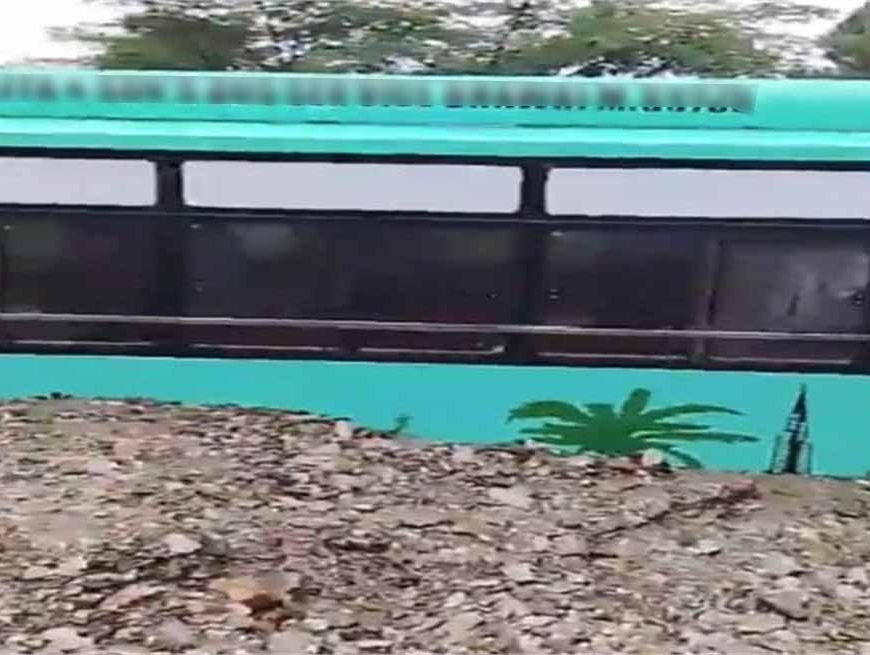 काडियाना नाले में बड़ा हादसा: मलबे में दबी बस, यात्रियों में मचा हड़कंप