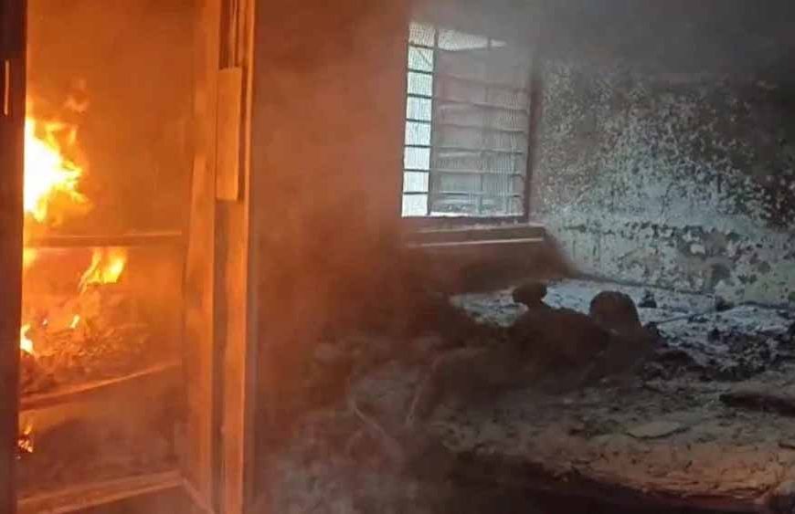 8 साल की बेटी संग मां ने किया आत्मदाह, घर में मिली दोनों की अधजली लाश