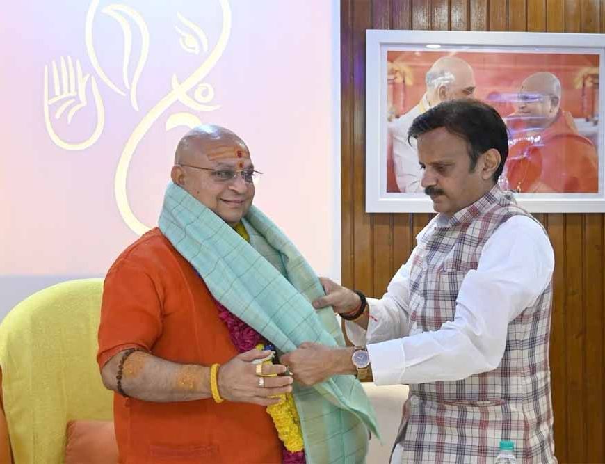 उपमुख्यमंत्री शुक्ल ने आचार्य बालकानंद गिरी से की सौजन्य भेंट