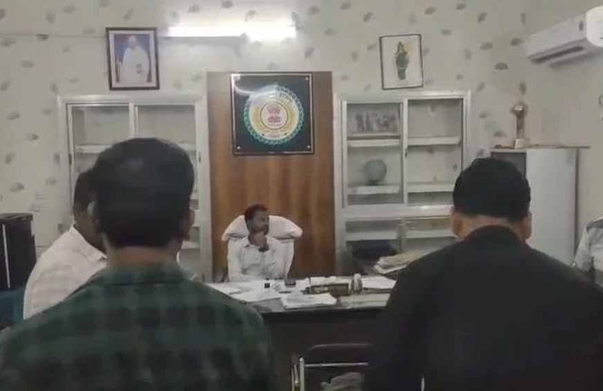 ACB की छापेमारी: तहसील कार्यालय में रिश्वत लेते बाबू पकड़ा गया