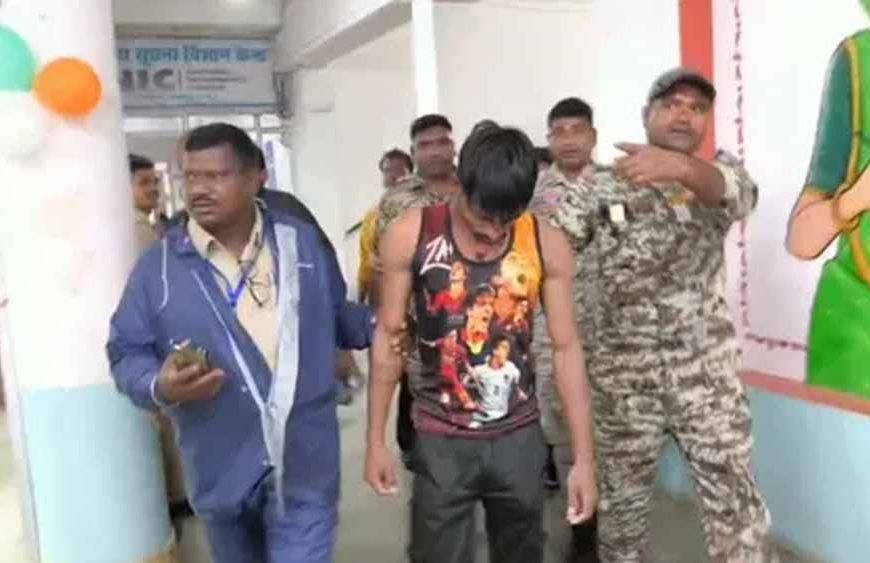 आवास की मांग में आत्मदाह का प्रयास: युवक ने कलेक्ट्रेट के सामने खुद पर डाला पेट्रोल
