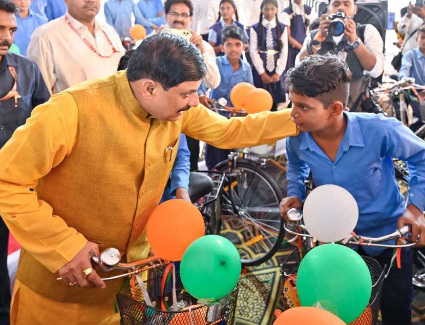 स्कूली बच्चों को मिलेगा रफ्तार का तोहफा, 4.30 लाख साइकिलें बांटेगी सरकार