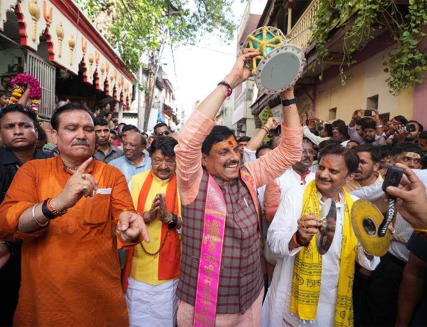 पालकी में भगवान चन्द्रमोलेश्वर व मनमहेश हाथी पर विराजित होकर भक्तों का कुशल-क्षेम लेने उज्जैन नगर भ्रमण पर निकले