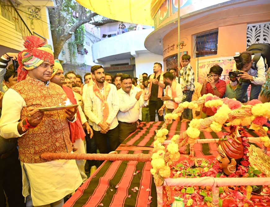 नरेला में श्रावण माह के अवसर पर निकली बाबा महाकाल की सवारी
