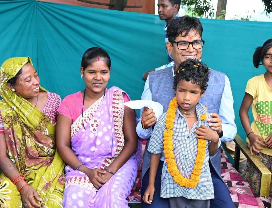 रायपुर : बिरहोर परिवार के गृह प्रवेश में पहुंचे वित्त मंत्री ओ.पी.चौधरी, परिवार के नन्हे बच्चे से कटवाया फीता