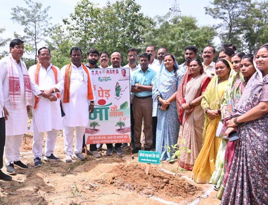 रायपुर : मंत्री श्रीमती लक्ष्मी राजवाड़े ने चरण पादुका का किया वितरण