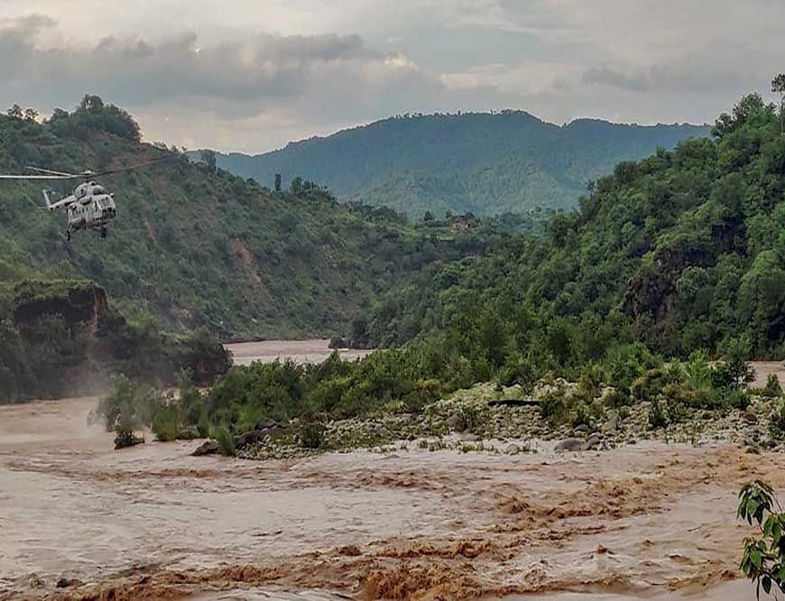 जम्मू-कश्मीर: राजौरी में भारी बारिश के बाद बाढ़ जैसे हालात, स्कूल बंद
