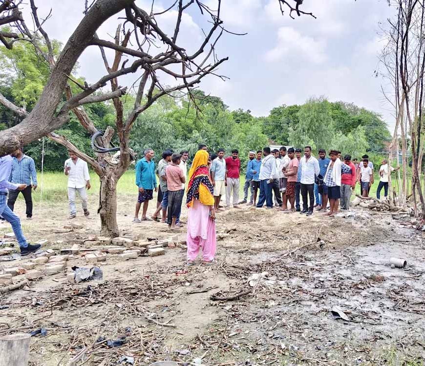 उन्नाव में पटाखा धमाका: युवक की दर्दनाक मौत, बस्ती में गड्ढे से मिले तीन मासूमों के शव