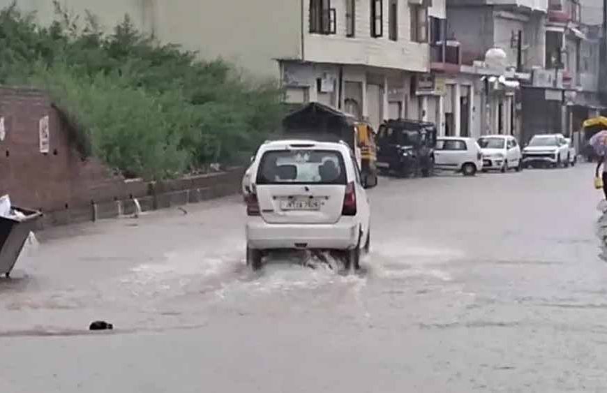 जम्मू-कश्मीर में मूसलधार बारिश: रियासी और राजौरी में स्कूल बंद