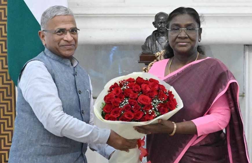 धनखड़ के इस्तीफे के बाद बढ़ी हलचल, उपसभापति हरिवंश पहुंचे राष्ट्रपति मुर्मू से मिलने
