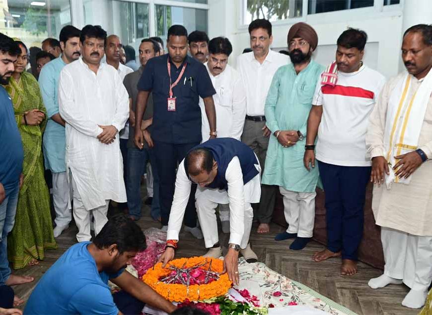 मुख्यमंत्री विष्णु देव साय ने निखिल कश्यप को दी श्रद्धांजलि, परिजनों से की संवेदना व्यक्त