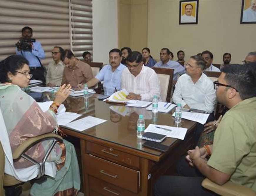 जनहित के कार्य समयसीमा में पूर्ण कराएं: राज्यमंत्री श्रीमती गौर