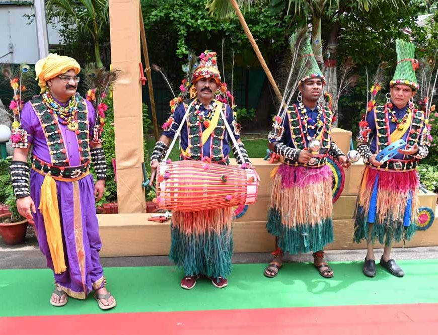 मुख्यमंत्री निवास में हरेली उत्सव: पारंपरिक लोक यंत्रों के साथ सुंदर नाचा का हो रहा आयोजन