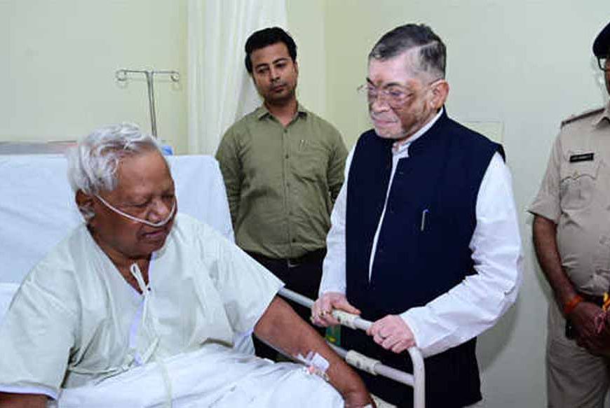 राज्यपाल संतोष गंगवार ने अस्पताल में कड़िया मुंडा से की भेंट, शीघ्र स्वस्थ होने की कामना