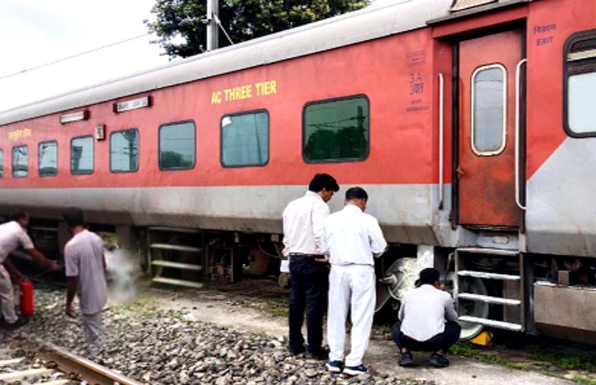 कुशीनगर एक्सप्रेस में तकनीकी खराबी से मचा हड़कंप, चक्के से उठे धुएं ने रोकीं पीछे आ रही ट्रेनें