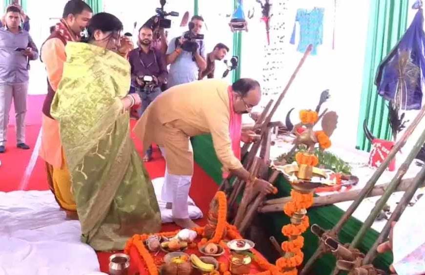 हरेली परंपरा में डूबे डिप्टी सीएम साव: पत्नी संग की खेती उपकरणों की पूजा
