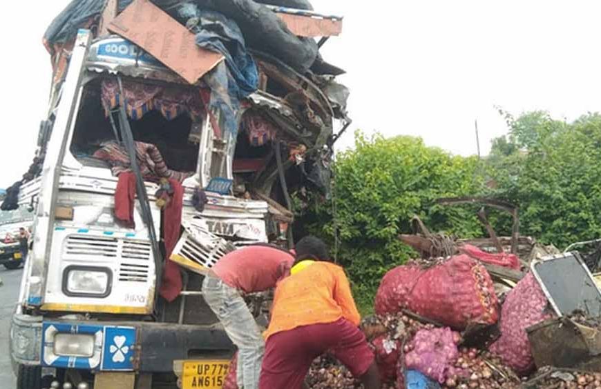 सामने से टकराए दो ट्रक: चालक और खलासी की दर्दनाक मौत, दो घंटे तक लगा रहा जाम