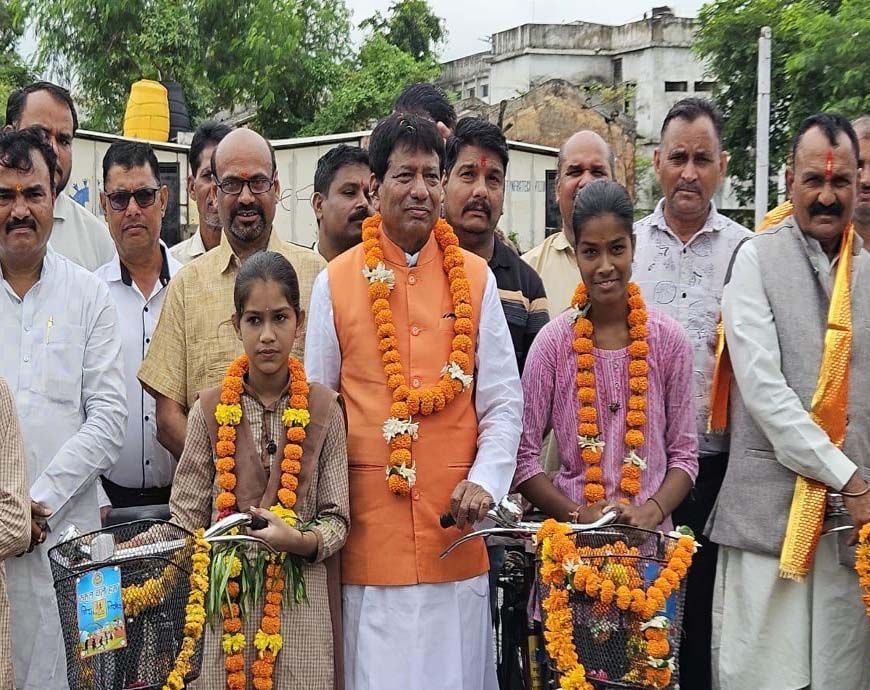 सभी विद्यालयों में विद्यार्थियों को रोजाना प्रार्थना के समय कराये पीटी- गोपाल सिंह इंजीनियर विधायक