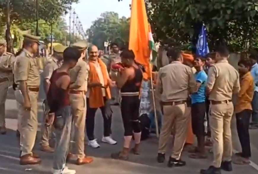 रामपुर-मिलक में कांवड़ खंडित होने पर हंगामा, रेलवे स्टेशन के पास जाम