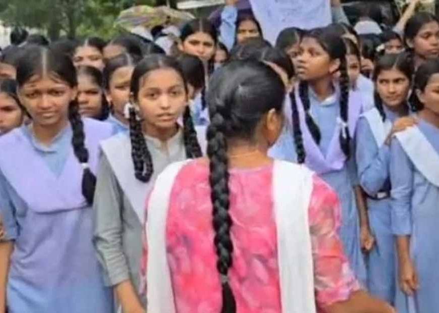 बारिश में भीगते छात्राओं का हाइवे जाम, शिक्षकों के तबादले पर जताया विरोध