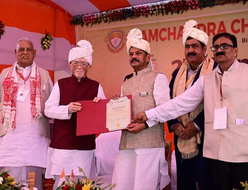 पूर्व CM रघुवर दास को मिली डॉक्टरेट की मानद उपाधि, राज्यपाल ने किया सम्मानित